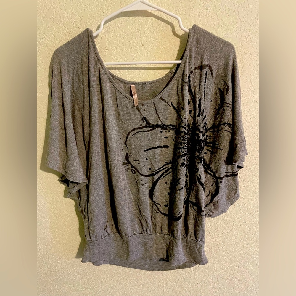 Gray blouse wavy with a black Flower